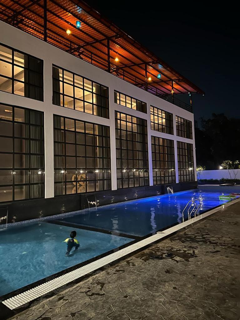 Krown Palace Resort Silvassa Exterior photo